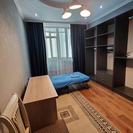 Комната В 4Х Комнатной Квартире 阿拉木图 外观 照片